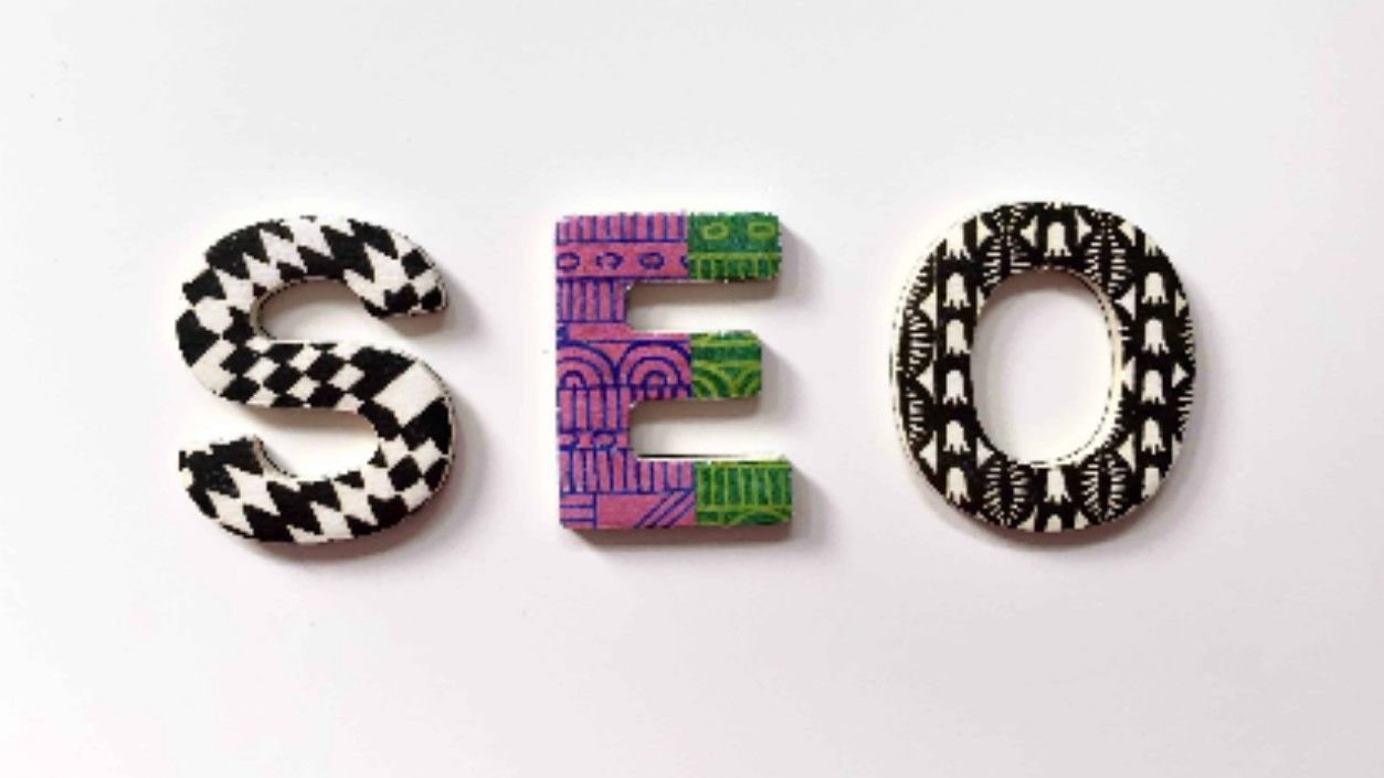 Letras decorativas com a sigla SEO sobre fundo branco