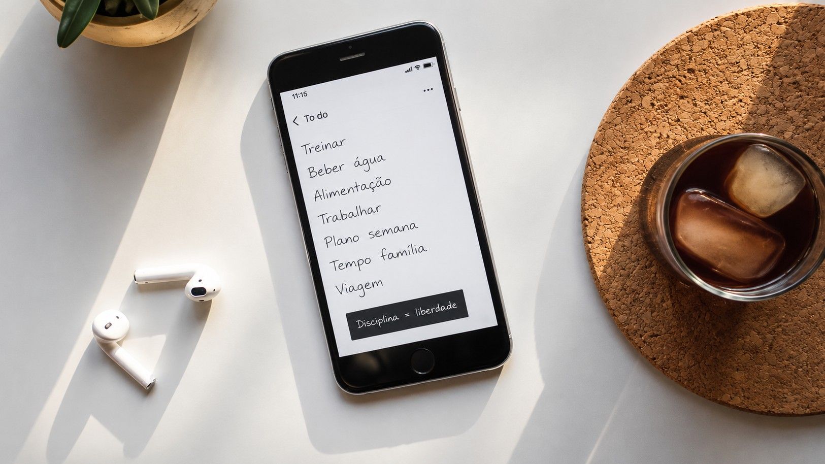 Smartphone com termos de pesquisa, café e auriculares